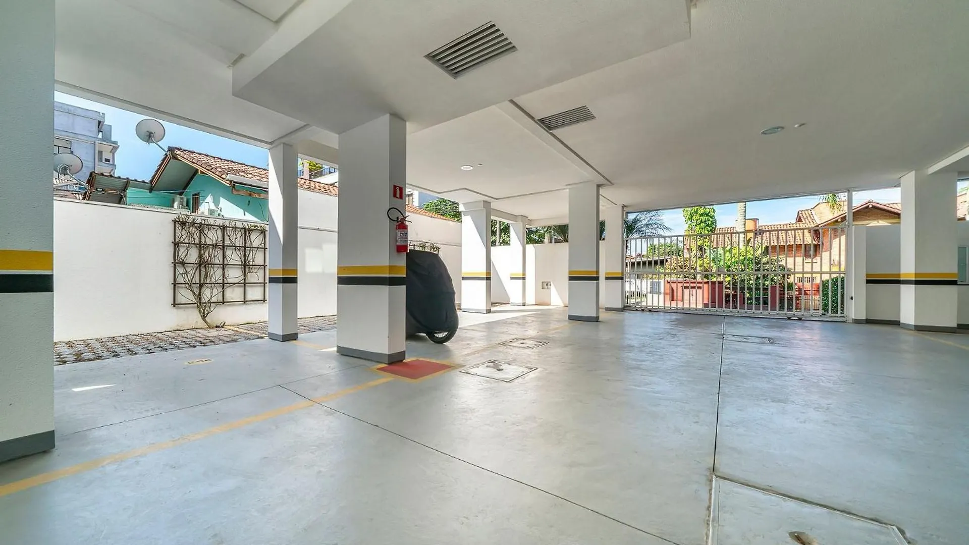 Porto Fino 204 - Aconchegante Apartamento Com 03 Quartos Com Otima Localizacao Bombinhas 0*,  Brasilien